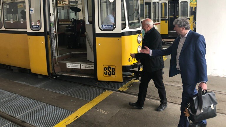 Dreharbeiten im Straßenbahnmuseum Stuttgart Bad Cannstatt: Hagen von Ortloff mit seinem Nachfolger Harald Kirchner. Beide haben eine innige Beziehung zur alten Stuttgarter Strambe.