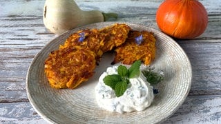 Kürbispuffer mit Schnittlauchdip