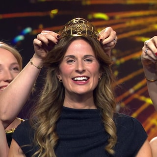 Paula Löber aus Saale-Unstrut ist neue Weinkönigin (Mitte), ihr zur Seite stehen Natalie Schäfter aus dem Anbaugebiet Württemberg und Kathrin Knierim aus Rheinhessen.