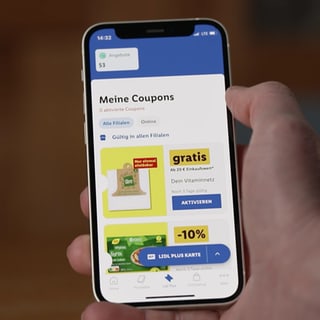 Handy mit Rabbat-App eines Discounters