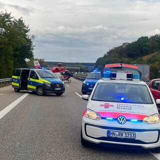 Auf der A81 bei Eberstadt ist ein Mann von einem Auto erfasst worden, nachdem er über die Mittelleitplanke kletterte. 