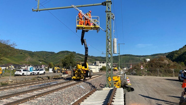 Beim Wiederaufbau der Ahrtalbahn wurde die Strecke komplett elektrifiziert, was sie vor der Flutkatastrophe 2021 nicht war. 885 Oberleitungsmasten wurden aufgestellt und insgesamt 55 Kilometer Oberleitung aufgehängt, hier in Dernau Anfang Oktober 2025.