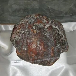 Größter Rumanit-Bernsteinklumpen der Welt. Fast 3,5 Kilogramm. Er ist zwischen 40 und 70 Millionen Jahre alt.