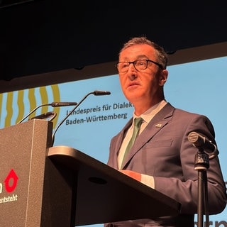 Ministerpräsident Cem Özdemir (GRÜNE) verleiht den "Landespreis für Dialekt" in Oberkirch. 