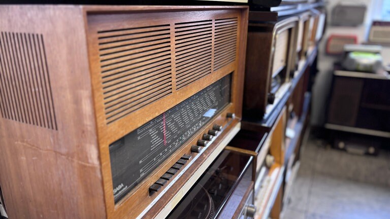 Röhrenradios mit Holzgehäuse aus den 1960er-Jahren im Gerolsteiner Museum. 