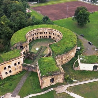Fort Asterstein: Eine alte, verfallene Festung in Koblenz