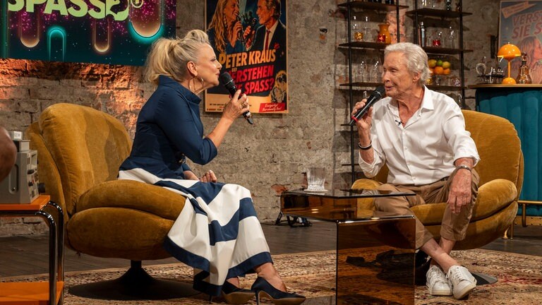 Barbara Schöneberger im Gespräch mit Peter Kraus.