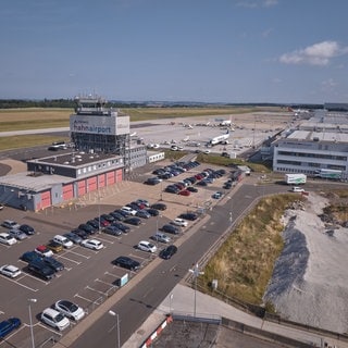 Die Bäche rund um den Flughafen Frankfurt-Hahn sind mit PFAS-Chemikalien belastet. Aber eine Sanierung ist nicht in Sicht. 