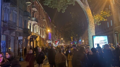 Zahlreiche Besucher und Besucherinnen laufen beim Nachtwandel durch die Jungbuschstraße