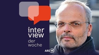 Felix Klein, Beauftragter der Bundesregierung für jüdisches Leben in Deutschland und den Kampf gegen Antisemitismus, steht am Denkmal für die ermordeten Juden Europas. 
