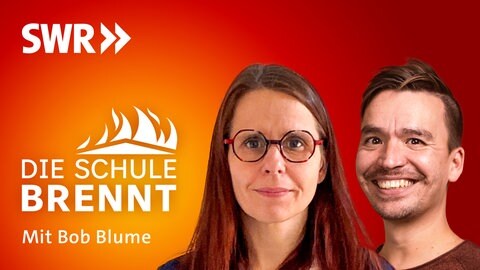Anke Langner und Bob Blume auf dem Podcast-Cover von "Die Schule brennt – Mit Bob Blume": An der Universitätsschule Dresden wird Lernen und Lehren erforscht. Prof. Anke Langner über sinnhaftes Lernen und Defizite, die Lehrkräfte überwinden müssen.