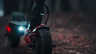 E-Scooter steht im Wald.