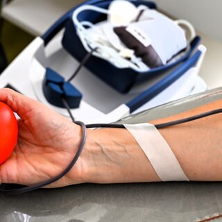 Arm mit Kanüle zum Blutspenden - In der Ferienzeit werden die Blutspenden knapp