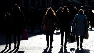 Menschen in einer Einkaufsstraße: Die Uni Hohenheim hat herausgefunden, dass fast ein Fünftel der Deutschen ein rechtspopulistisches Weltbild habe. 