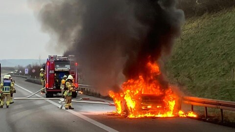 Auf der A6 bei Heilbronn-Biberach ist am Samstag ein älteres Auto komplett ausgebrannt. Verletzt wurde niemand. Zwei weitere Autobrände gab es in Heilbronn und in einer Schwäbisch Haller Tiefgarage.