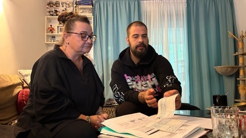 Medizinsche Cannabisblüten sind das einzige, was Dominik aus Karlsruhe bei seinem Tourette helfen. Mit dem GKV-Beitragsstabilisierungsgesetz zahlt die Krankenkasse diese aber nicht mehr.