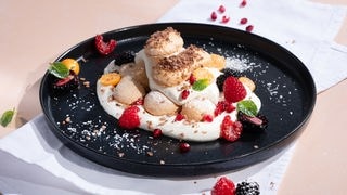 Beeren-Tiramisu mit Bröselknusper auf einem Teller. Ein SWR1 Pfännle-Rezept zum Motto "Bock auf Brot".