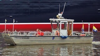 Eine kleine Fähre transportiert mehrere Menschen. Das Boot soll künftig von Guntersblum zum Kühkopf fahren.