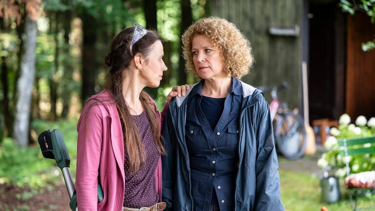 Franziska (Tjadke Biallowons) und Bea (Christiane Brammer) bei Franziskas Waldhaus