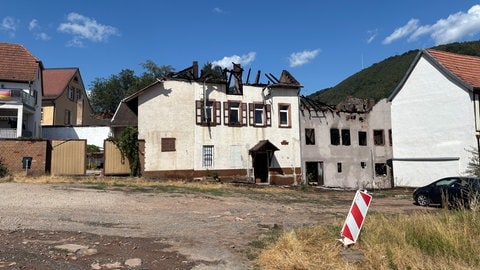 Zerstörte Häuser im Lambrecht. Ein Großbrand ist dafür verantwortlich.