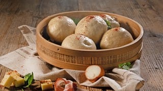SWR1 Pfännle: Streetsfood Rezept Deftige Dampfnudeln mit würziger Käse-Schinken-Füllung, perfekt gedämpft. Herzhaftes, regionales Streetfood!
