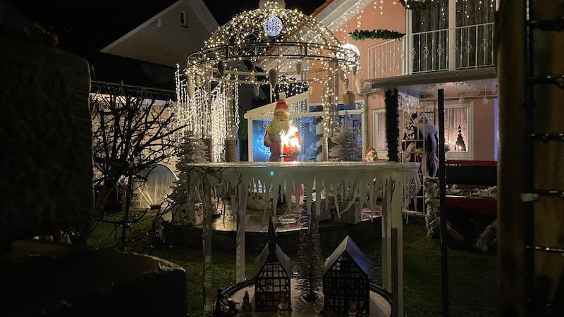 Weihnachtshaus: Lichterketten und Weihnachtsdeko im Überfluss