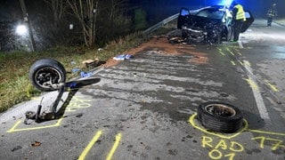 Ein 19-jähriger Autofahrer ist bei einem Unfall auf der B28 zwischen Blaubeuren und Blaustein ums Leben gekommen. Die Polizei geht davon aus, dass er sich mit einem Gleichaltrigen eine Rennen geliefert hat. 