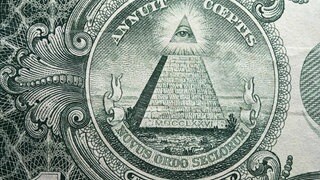 Detailaufnahme des sichtbaren, angehobenen Schlusssteins, des allsehenden Auges auf der Pyramide als Konzept von Verschwörungstheorien der Illuminaten