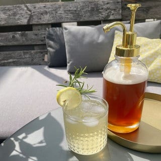 Rosmarin-Brennnessel-Oxymel und Sommergetränk
