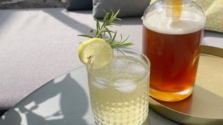 Rosmarin-Brennnessel-Oxymel und Sommergetränk