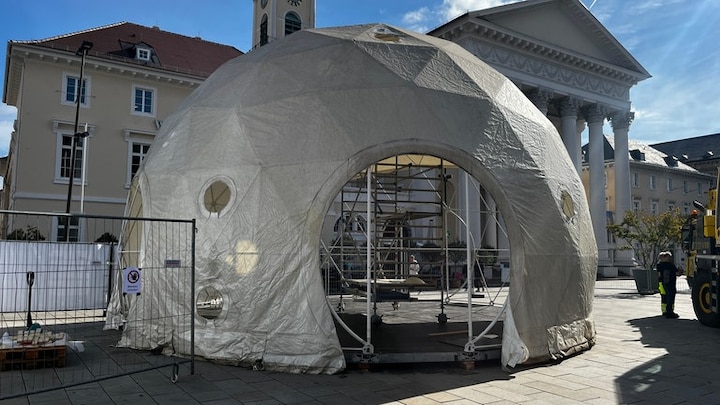 Ein Kunstprojekt schickt "Astronauten" für knapp zwei Wochen in eine Kuppel auf den Karlsrsruher Marktplatz.