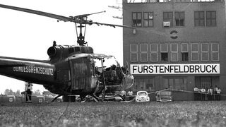 In der Nacht vom 5. zum 6.9.1972 gelangen die palästinensischen Terroristen die israelischen Geiseln mit zwei Helikoptern des Bundesgrenzschutzes zum Flughafen Fürstenfeldbruck.