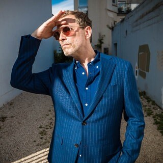 Musiker Timo Blunck steht seitlich zur Kamera und trägt eine Sonnenbrille. In SWR1 Leute spricht Timo Blunck über Palais Schaumburg und Sex in den 80ern.