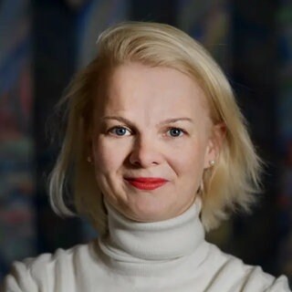 W Social-Geschäftsführerin Prof. Anna Zeiter lächelt in die Kamera.
