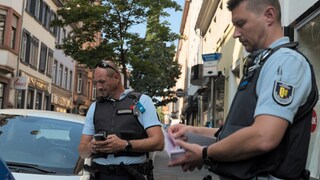 Mitarbeiter vom Ordnungsamt Mannheim verteilen Strafzettel