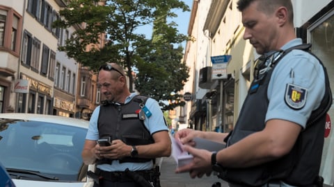 Mitarbeiter vom Ordnungsamt Mannheim verteilen Strafzettel