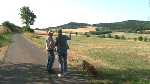 Landrätin Julia Gieseking (SPD) unterhält sich spontan mit einem Spaziergänger über das Schicksal des Schartebergs.