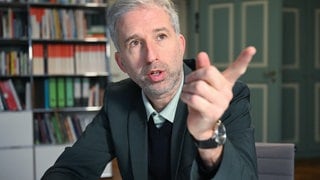 Boris Palmer in seinem Amtszimmer: Der Tübinger OB lehnt Angebote von Sponsoren ab, die eine Rampe für die Ehrung einer Para-Sportlerin bezahlen wollen.