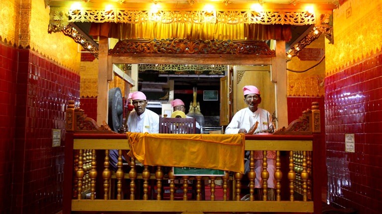 Mahamouni-Pagode in Mandalay, klassische burmesische Musik. 