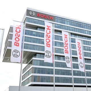 Das Logo des Industriekonzerns und Automobilzulieferers Bosch ist am Bosch Campus zu sehen. Archivofot