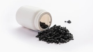 Eine Dose mit dem Nahrungsergänzungsmittel Shilajit liegt auf dem Tisch.
