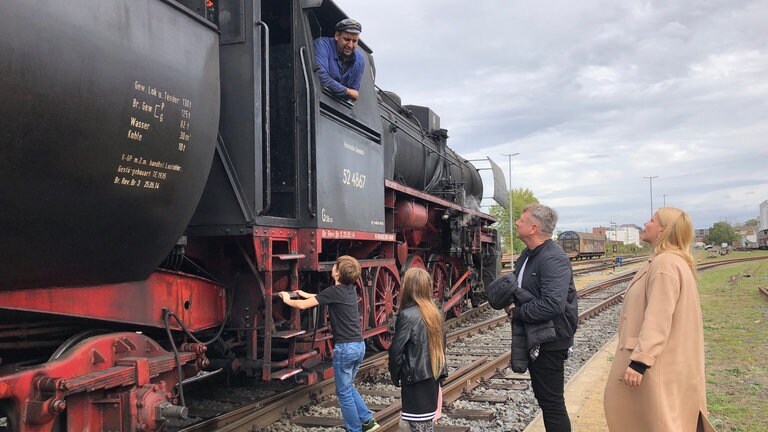Nicht nur Eisenbahn-Enthusiasten fühlen sich von der riesigen Dampflok angezogen. 