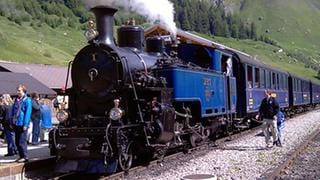 Die Reise startet im mondänen St. Moritz und führt in zwei Tagesetappen nach Zermatt