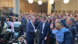 Gratulationen von Sindelfingens Oberbürgermeister Bernd Vöhringer (CDU) an seinen Nachfolger Markus Kleemann (CDU).