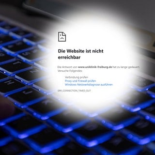 Symbolbild: Tastatur eines Laptops und ein Hinweis dass die Webseite nicht erreichbar ist