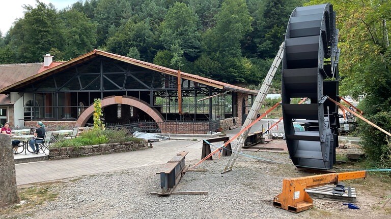 Das selbstgebaute Wasserrad hat einen Durchmesser von mehr als fünf Metern und soll später drei Hämmer antreiben, mit denen geschmiedet werden kann, wie im Mittelalter. 