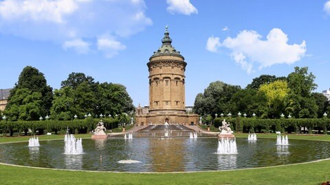 Wasserturm in Mannheim: Die meisten Wassertürme sind Bauwerke des 19. Jahrhunderts und sehen oft sehr schön aus. Sie sind während der Industrialisierung entstanden, als die Städte gewachsen sind und es dort einen großen Bedarf an sauberem Trinkwasser gab. 