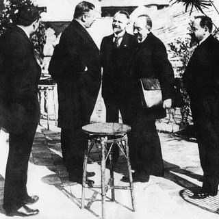 Vertrag von Rapallo zur Regelung der dt.-russ. Beziehungen, 16. April 1922: Reichskanzler Joseph Wirth (Mitte, im Profil), der sowjetische Volkskommissar für Außenhandel Krassin (3.v.r) und der Volkskommissar des Äußeren Tschitscherin (2.v.r.) während der Konferenz.