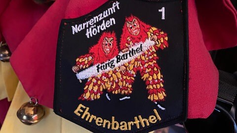 Fastnacht im Murgtal: Eine Plakette des "Ehrenbarthel Nummer 1" an einem Häs der Fürig Barthel aus Hörden im Murgtal