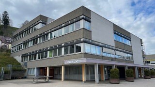 Ein Schulgebäude von außen. Die Stadt Albstadt plant, die Schillerschule zu schließen.